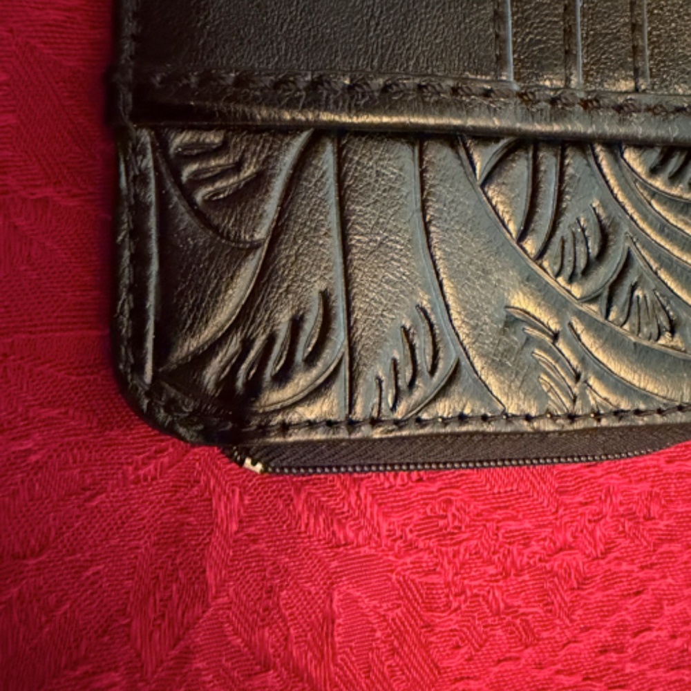 The Sak Iris Black Leather Card Wallet - Picture 2 of 4